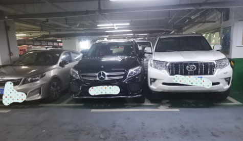 这么停车太霸道了吧？故意用轮子卡住我的轮子？
我是中间黑车，先停进来的，基本靠近