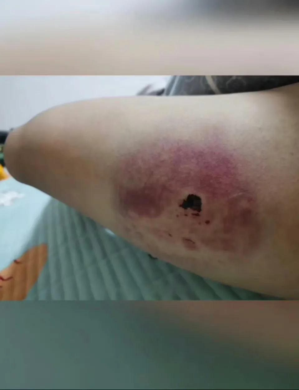 遥遥领先又立功了！有网友在缅北遭遇冲突，一颗子弹打在了遥遥领先上，没有完全打透，