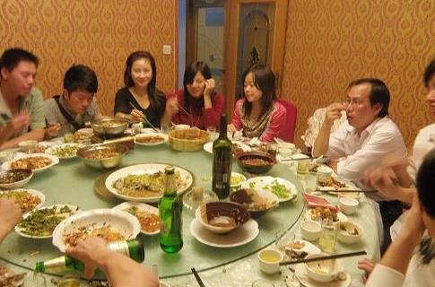 单位新来了一位小姑娘，我们部门决定聚餐，按照惯例采取了AA制。每个人只需200元