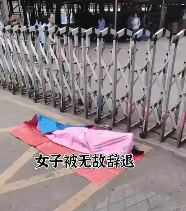 深圳，福永。一位女工在工厂门口打地铺，她的事引发了社区的广泛关注。这名女工是这家