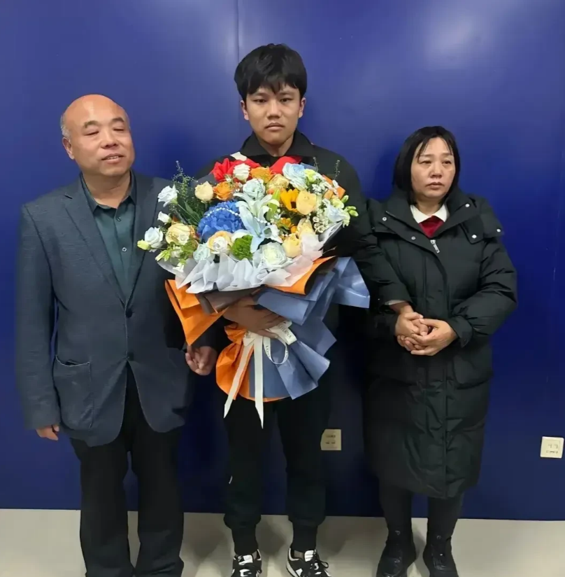 解清帅回归豪门，女朋友喜忧参半
    据说，解清帅和女朋友是同学，关系比较好，