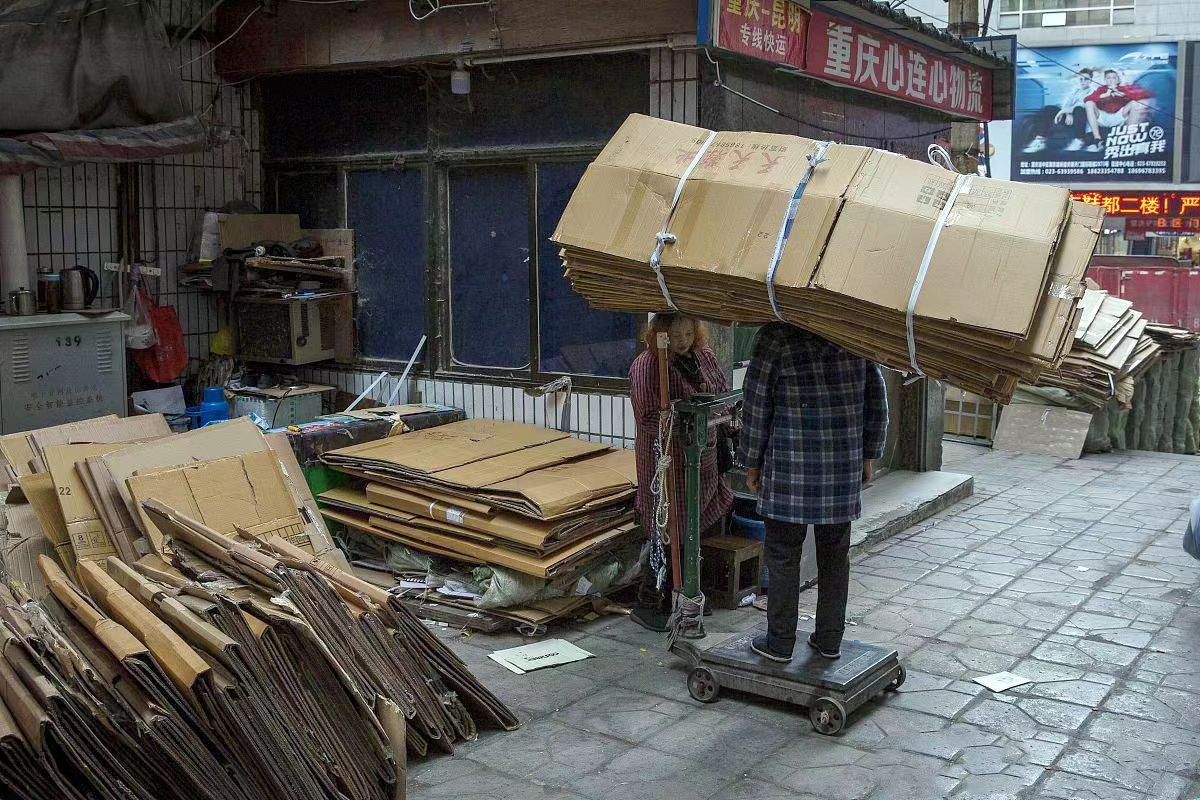 永远不要小瞧你身边捡废品的阿姨。那日在楼下丢纸箱时，遇到一名捡废品的阿姨，我将纸