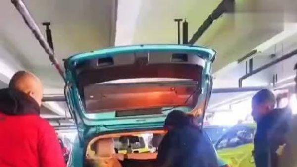 车内烹饪引发轩然大波！出租车司机做饭惊人举动，涉事公司回应令人震惊！