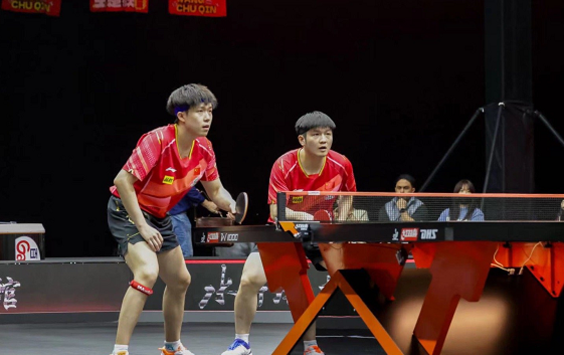 气场强大！樊振东王楚钦晋级四强，眼神霸气，东哥谈默契度
国际乒联多哈男子总决赛，