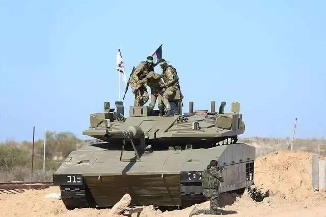 哈马斯“手搓”的梅卡瓦坦克模型，高度还原，以假乱真。

哈马斯为了打击以军的装甲