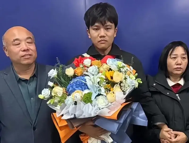 河北邢台人解克锋在与失散25年的儿子团聚时说，“儿子愿意与亲生父母一起生活，现在