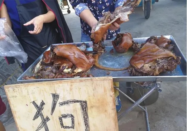 男子卖狗肉被爱狗人士暴打 5 小时，并逼其下跪道歉 ,法院判了。
   该男子名