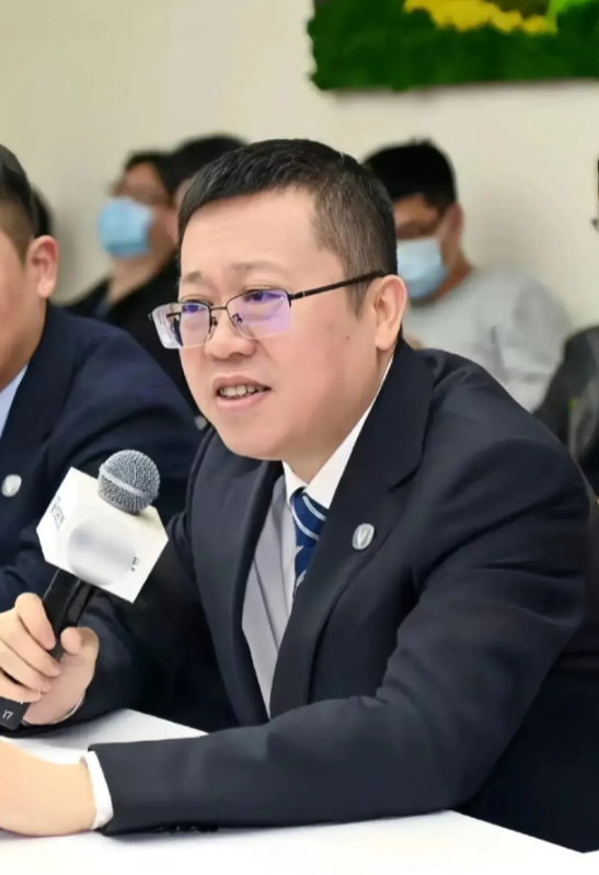 2023年过完了，一个奇怪的现象:
1.做电动汽车的几乎都赔了，去年上半年:
蔚