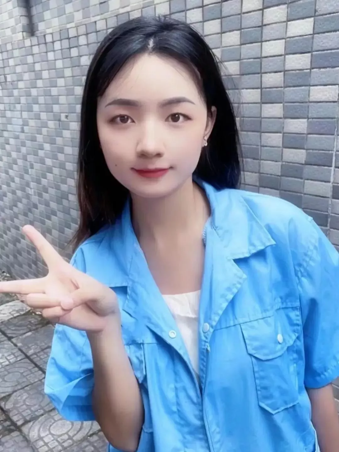 我是个打工妹，我从安哥拉来到深圳，我发现深圳好多人都不会葡萄牙语啊，尤其是在深圳