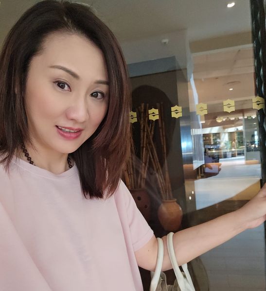 她是香港很出名女演员，拍过很多经典影视作品，现在还有多少还记得她