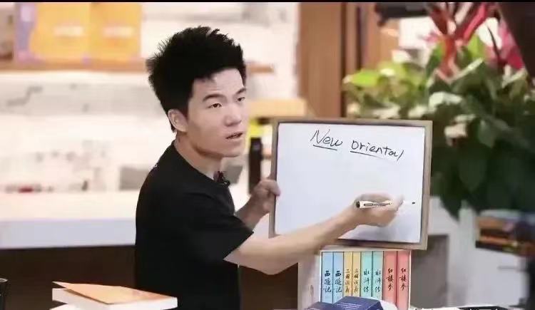 董宇辉因竞业协议的存在，面临5亿的违约金，这使得小孙有了足够的底气。即使董宇辉选