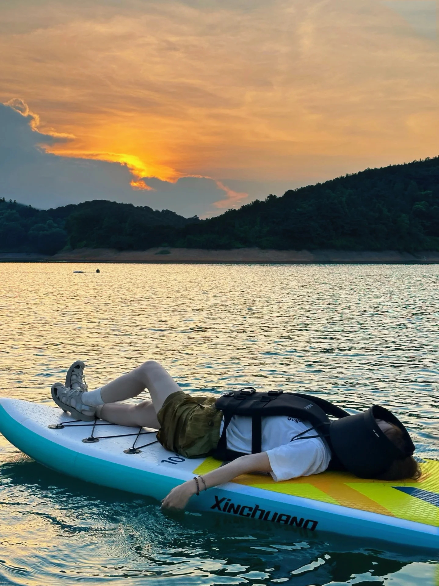 在湖水上摆烂，在落日下浪漫💕
