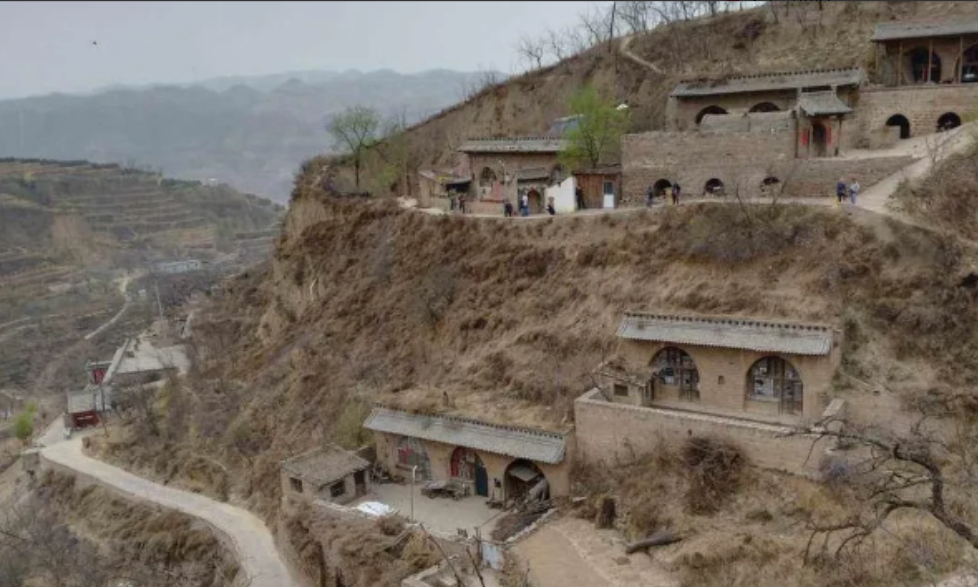 1973年，知青刘朝旭上大学前，去队长家。才到门口，就听队长劝婆姨在去借点钱给自