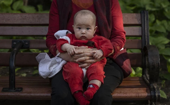 昨天给孙子洗屁股，我老泪纵横。晚上准备给孙子洗澡，脱衣服时闻到一股臭味，我给儿子