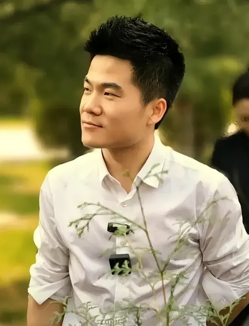 董宇辉说：“我身边有很多人聪明，精于算计，工于心计，但是显得永远差了点运气。我们