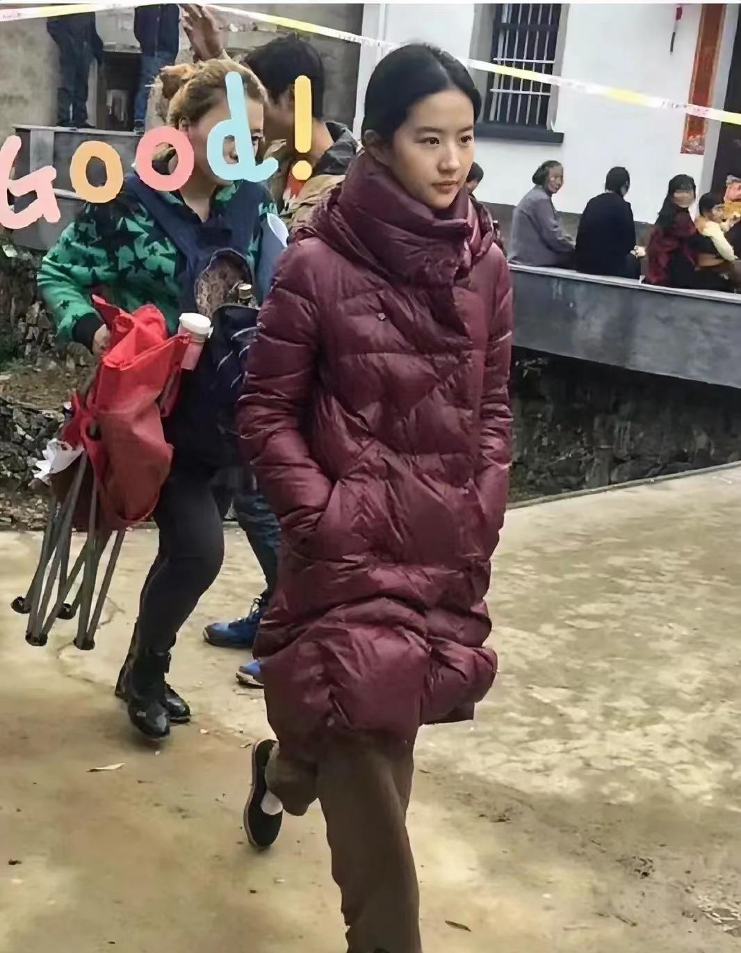 哦豁，吓我一跳，神仙姐姐怎么也下凡了。虽然打扮的很朴素，但真的漂亮，没有美颜滤镜