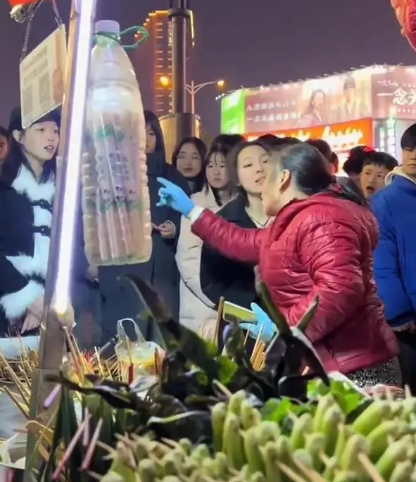 长沙跨年夜惊现106元麻辣烫，女生现场对账，摊主最后无奈退款

在跨年夜的热闹时
