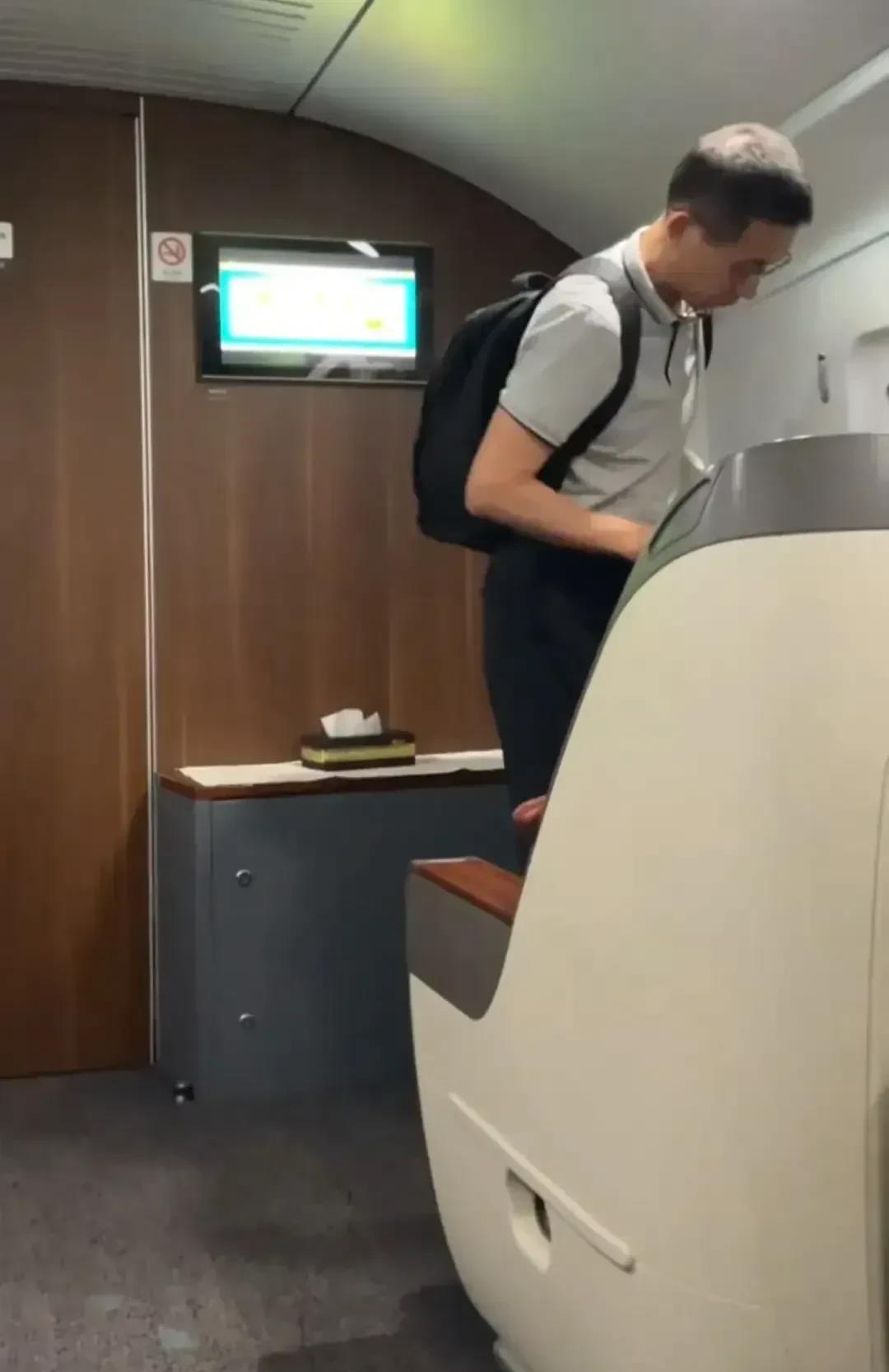 中科院院士，西湖大学校长在高铁上的一幕，镜头中他准备下车了，自己一个人没有任何的