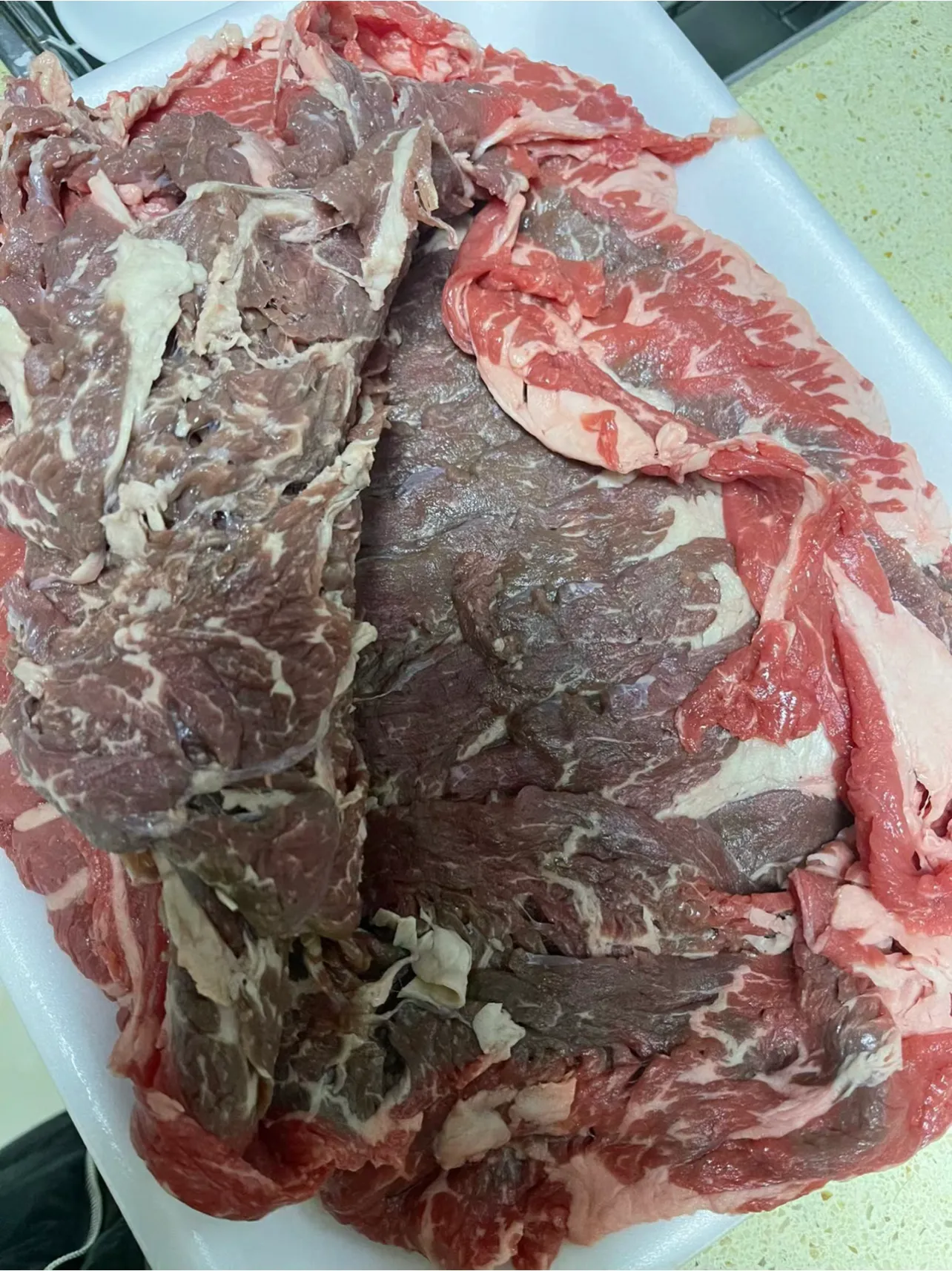 真是气炸了！今晚我花 600块买了新鲜牛肉，回家却发现已经变质。打电话给山姆超市