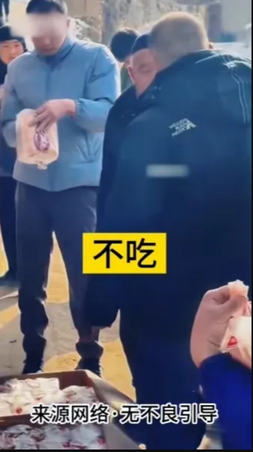 有志愿者去甘肃赈灾，差点引发当地众怒。 他们买了很多牛奶、面包等食物，到了当地一