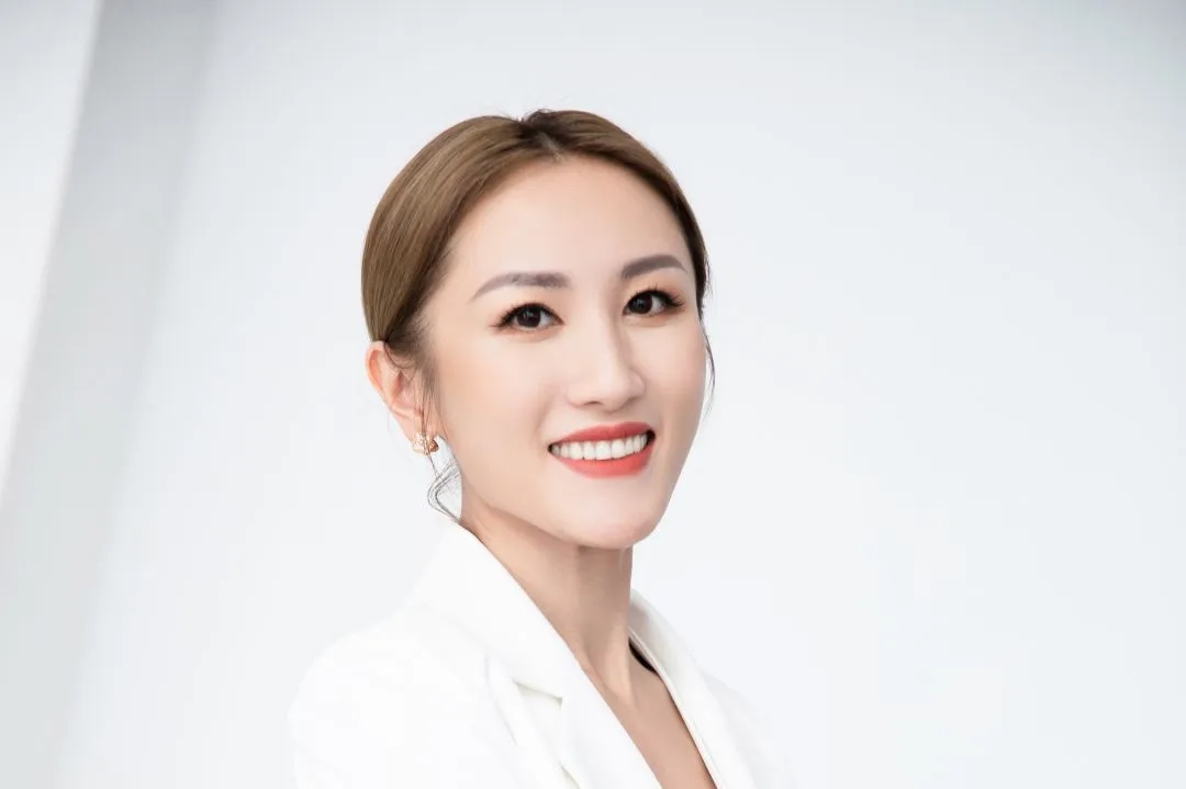 浙江省宁波市最新女富豪揭晓:
何旖莎，1984年生于宁波镇海，毕业于英国牛津大学