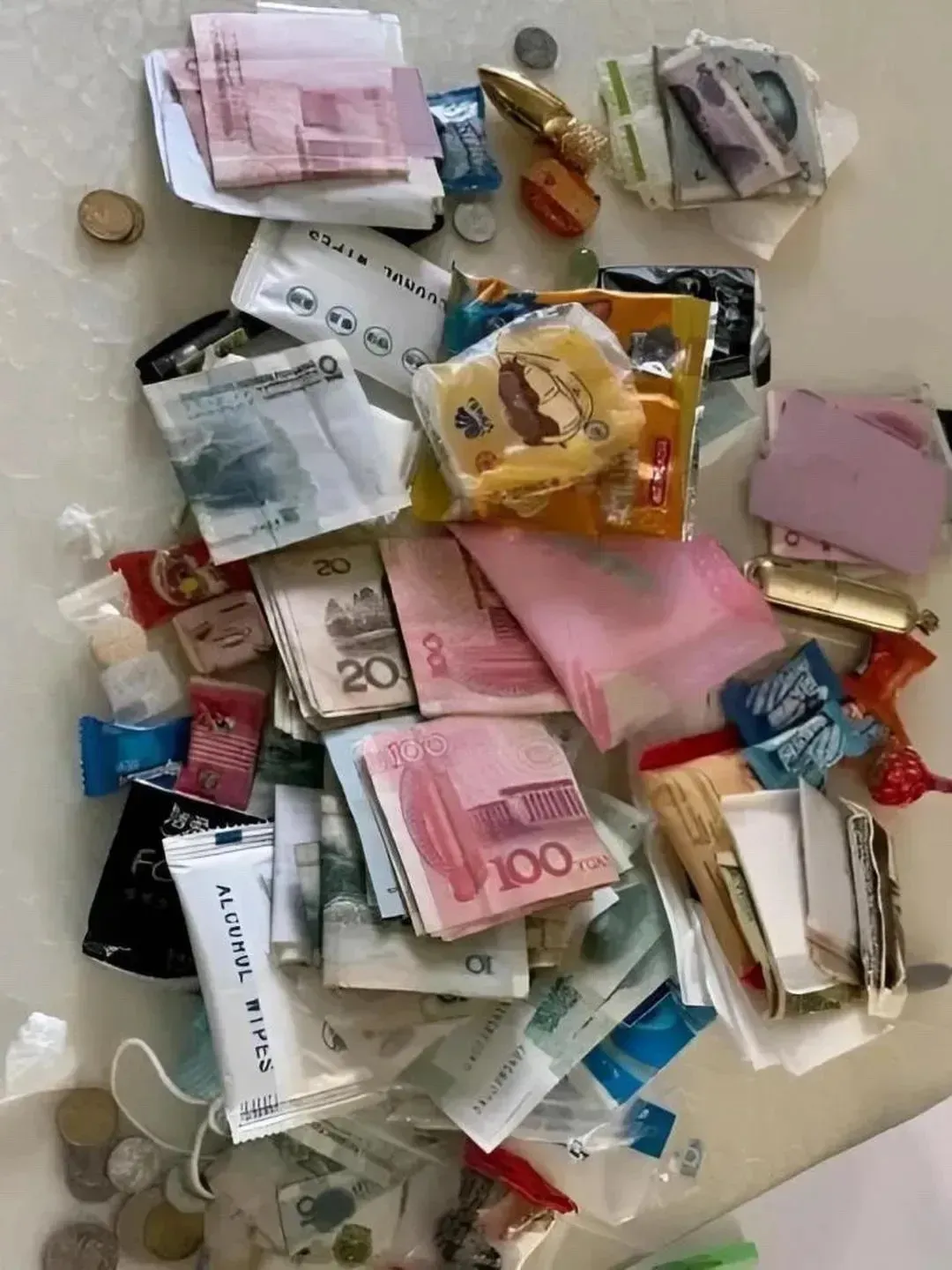 看完她包里的东西后果断分手……
这是小女朋友包包里的东西。
你知道为什么分手么？