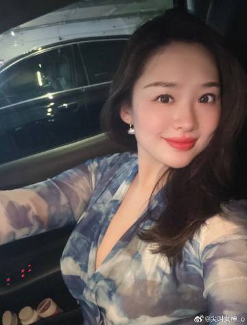 结束了六年的婚姻生活。从没想过自己能领离婚证，可它真实的摆在了眼前，从此以后身份