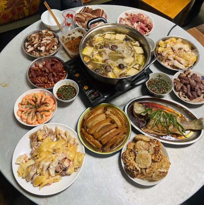 图一，广西年夜饭
图二，湖南年夜饭
图三，四川年夜饭
图四，湖北年夜饭
图五，广