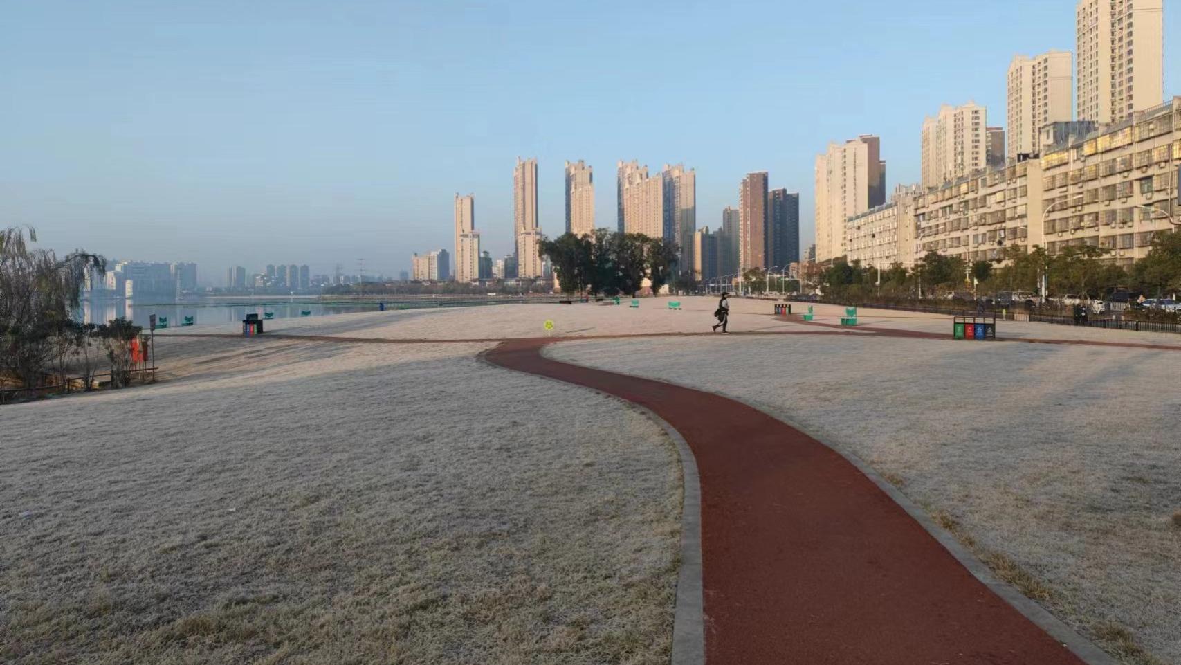 “云淡晚风轻，露冷霜华重“的意境今天在湖边终于体会到了。