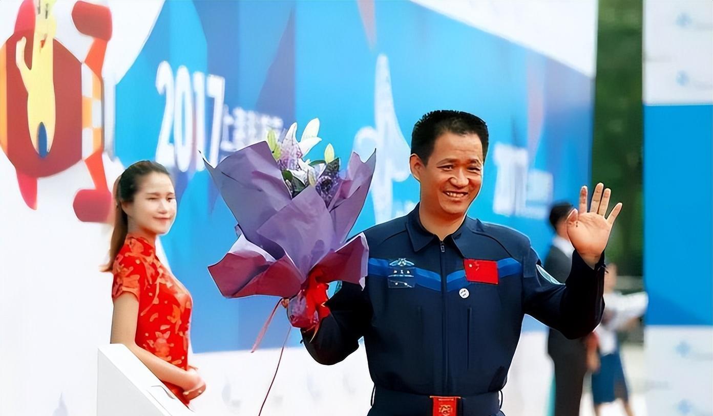 聂海胜妻子: 因担心丈夫安危选择提出离婚, 如今却活的潇洒肆意