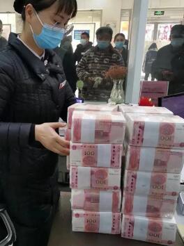 一个同事被单位裁员，他领到15万补偿金后，就把裁员通知书丢进了垃圾筒。

然而，
