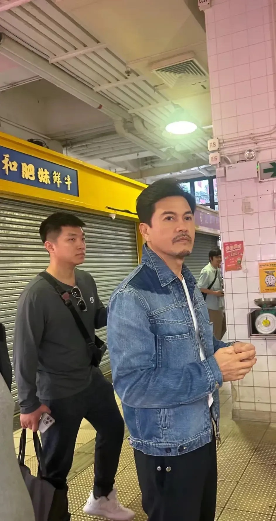 70岁吕良伟这一头黑发是认真的吗？
问题是胡须也是黑的。
周润发看起来都80岁的