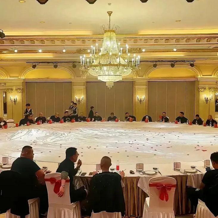 这种饭局，领导让你打一圈，你怎么办？​​​
