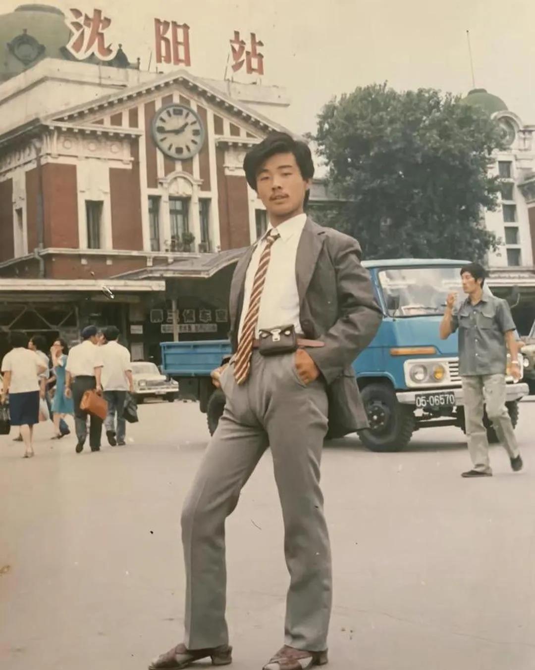 1983年，当时我的丈夫买了一部小型电话，花去了半个月的薪水。他为了展示自己的成