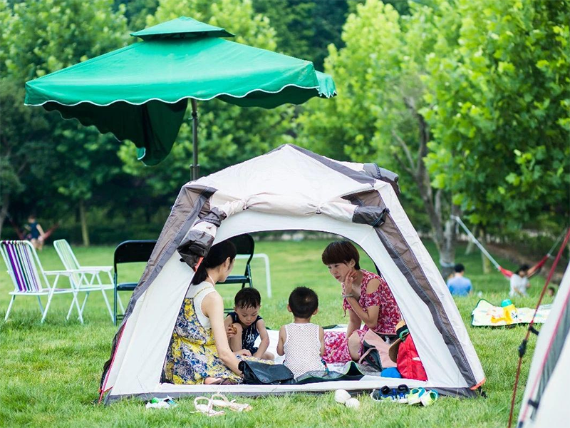 #宝妈育儿交流#  在家里附近的户外露营成为了很多家庭的选择，我们也和孩子去过几