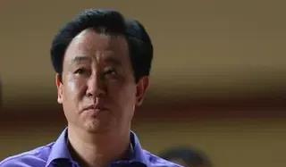 许家印在恒大的沉浮录！
第1步，叫许佳印（正儿八经）；
第2步，叫许嘉印（业绩可