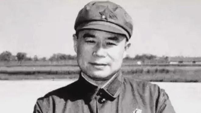 王近山从河南农场来到南京，刚下火车看到三位老将军向他敬礼
