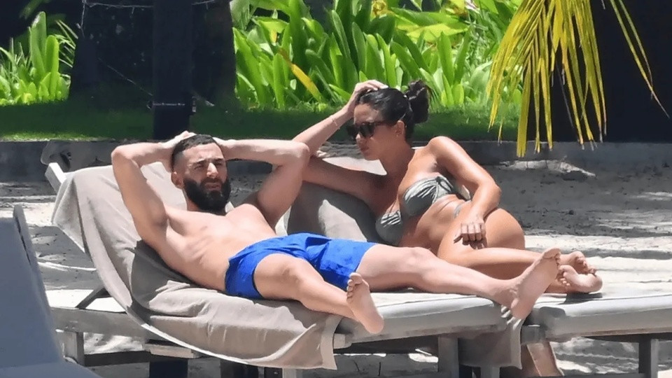 情场高手！本泽马和前妻一起度假，两人在海中甜蜜拥抱