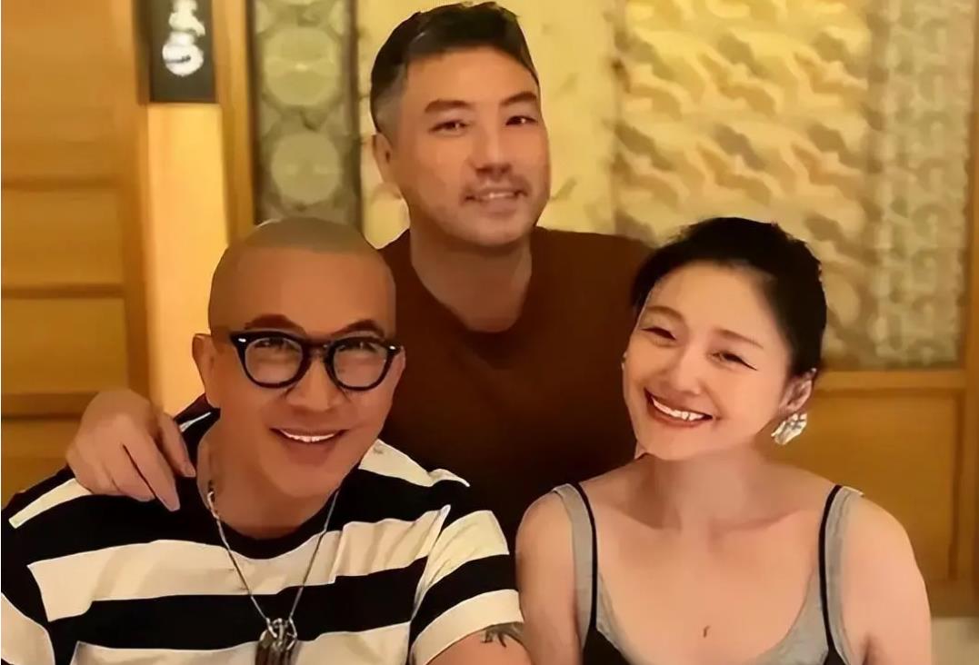 大S与具俊晔的合照被曝光，照片中她穿着黑色背心，扎着丸子头，比以前瘦小了一圈，状