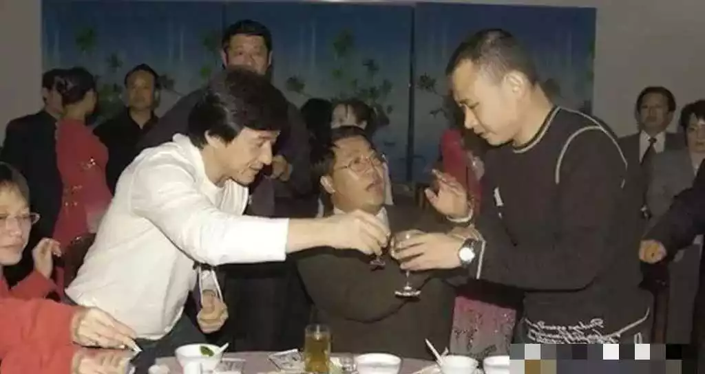 能让成龙敬酒的，不知是哪位大咖？