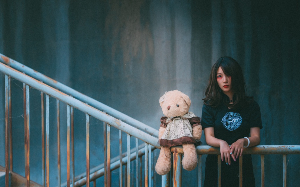 隔壁老爷爷天天买鸡，就为了给他的孙女补身子。直到那天我在楼道看到一个小女孩抱着洋娃娃......