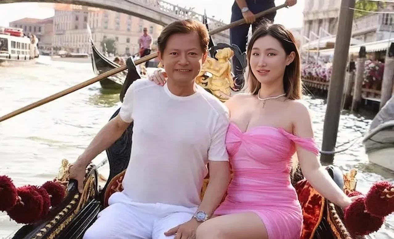 知名歌唱家再婚！娇妻丰满身材引热议！
现年64岁的知名歌唱家莫华伦，凭借特有的高