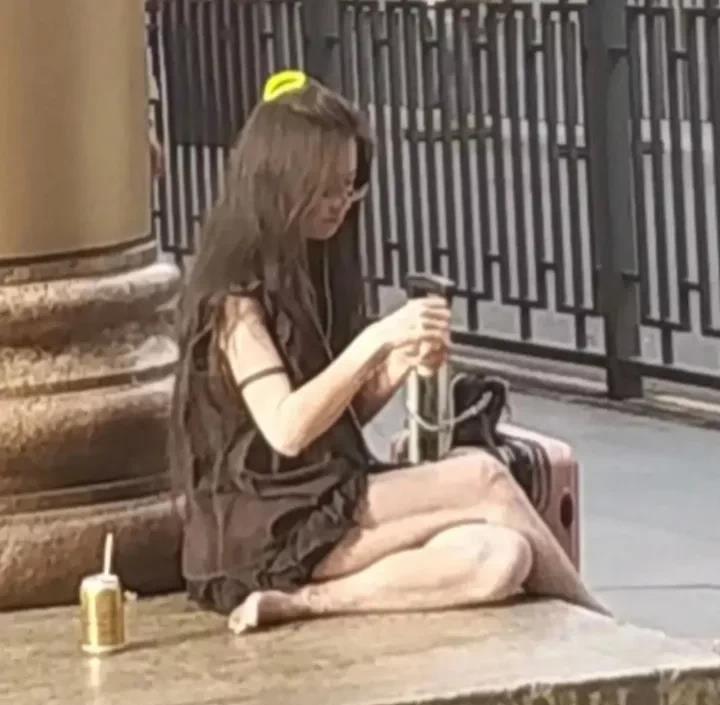 大冷天的，近日，深圳布吉女孩在街头流浪？没有牙齿，手脚脱皮，这个女孩到底
经历了