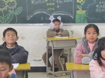 要发火的时候被学生可爱到了
好可爱的小孩哈哈