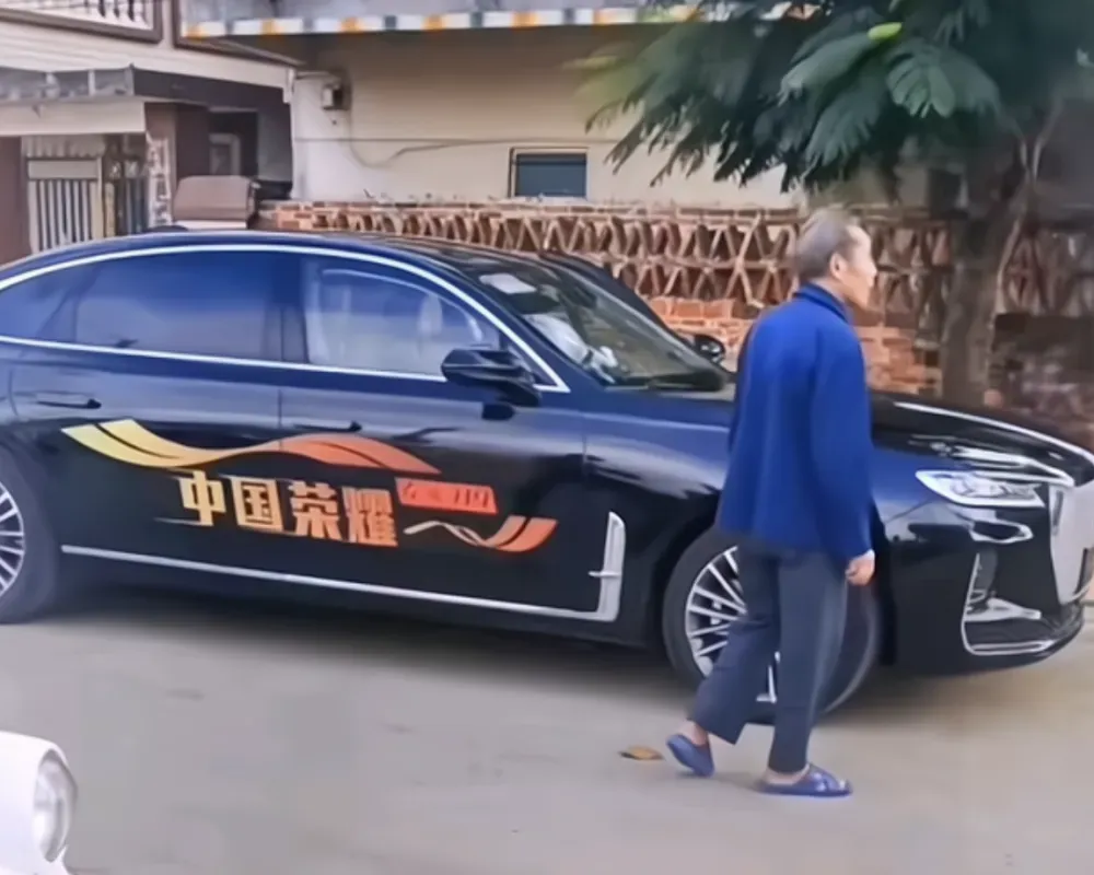 全红禅爸爸50万豪车停院内,被质疑炫富,全爸一个举动打脸众人！
全红婵的父亲将价