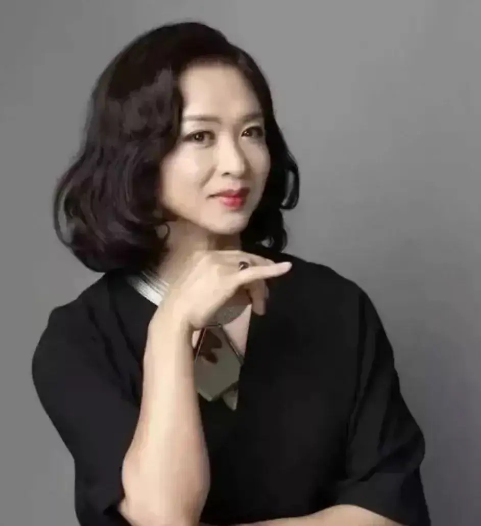 金姐强硬态度引关注，董总回应获赞高情商。他用“保洁大妈叫明珠，快递员叫自如”一句