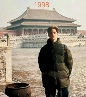 一个老外25年前在故宫留影和如今在故宫留影的样子 ​​​
