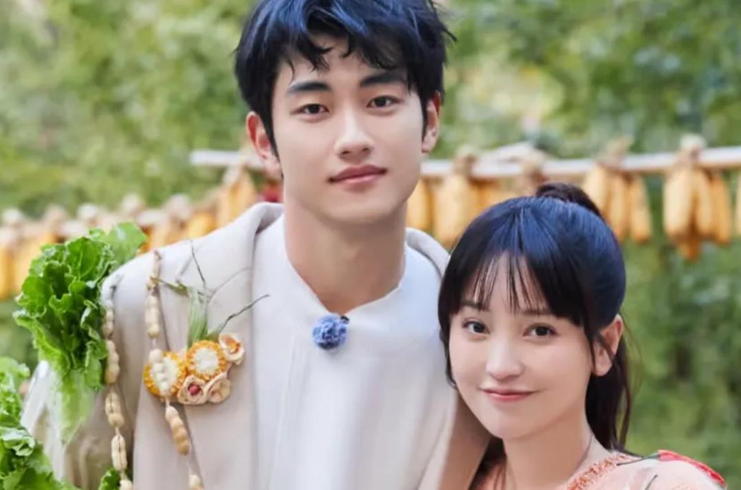 《爱的修学旅行》中的金莎和孙丞潇姐弟恋受到热议。孙丞潇是中戏毕业的小白，而金莎则