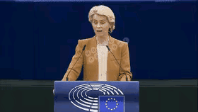 冯德莱恩在欧洲议会的发言说完“让我们展示欧洲自信和团结的力量”之后，扩音器里传来