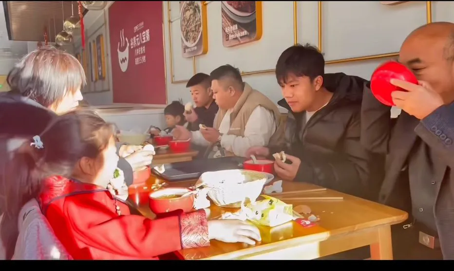 根据网上流传的消息，解清帅的女朋友是一名幼师。解清帅到四川是因为女朋友有亲戚在四